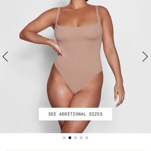 SKIMS NWT FITS EVERYBODY
SQUARE NECK BODYSUIT size small